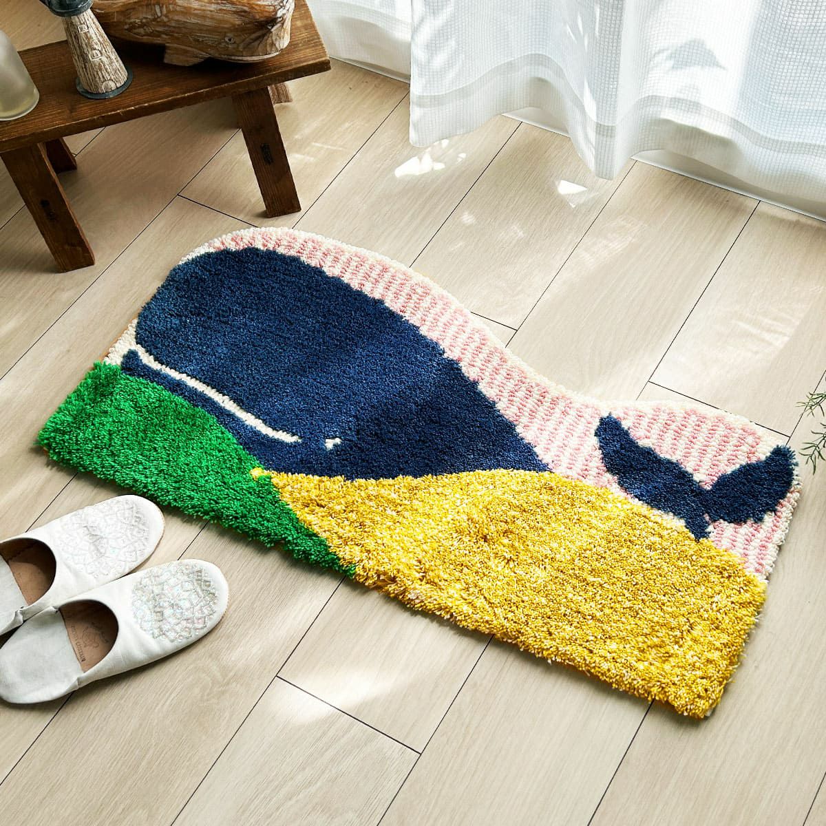クジラをデザインしたポップなカラーの変形マット＜Quite -キート