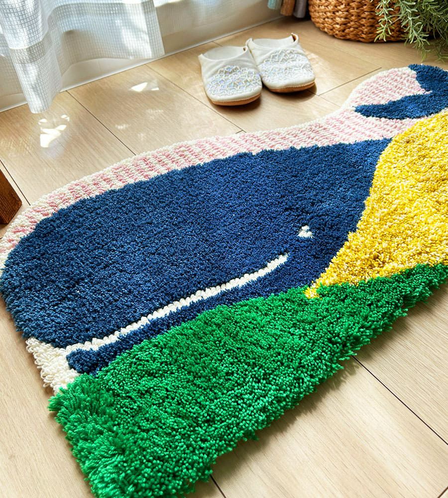クジラをデザインしたポップなカラーの変形マット＜Quite -キート